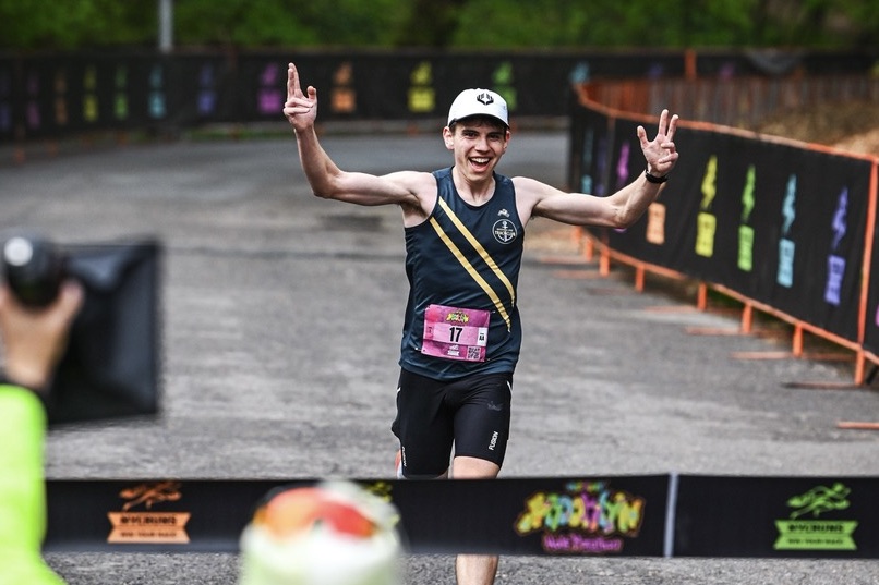 Aaron Gruen als Sieger des Halbmarathons von Brooklyn 2024 (1:05:54). - Bild: MarathonFoto
