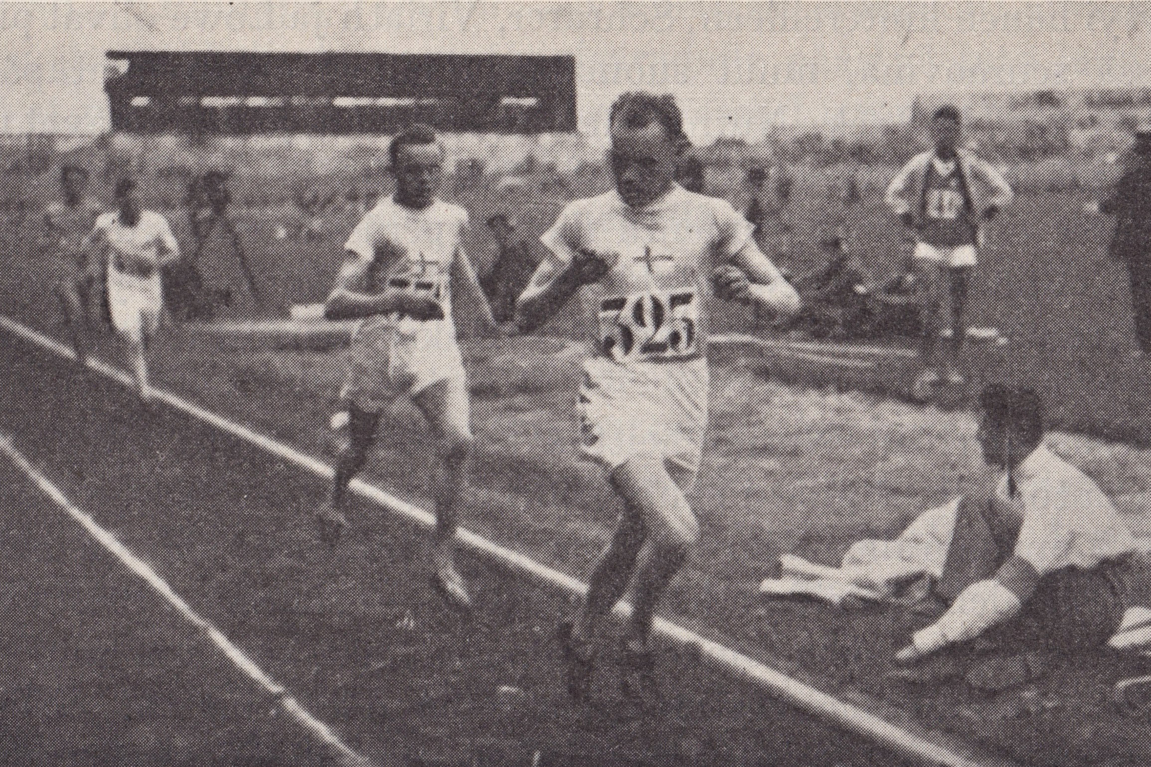 Paavo Nurmi als 5000-m-Sieger. – In: Halme, Yryö- Olympialaiset 1924, Helsingissä 1924, Seite 220