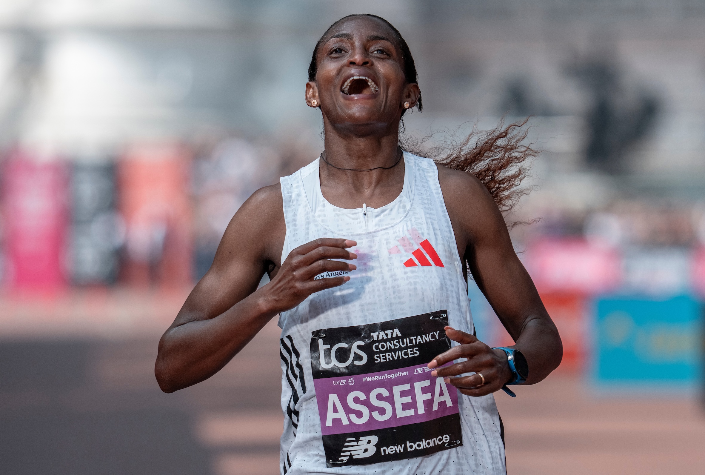 Tigst Assefa siegt in London. Foto: TCS London Marathon / Bob Martin