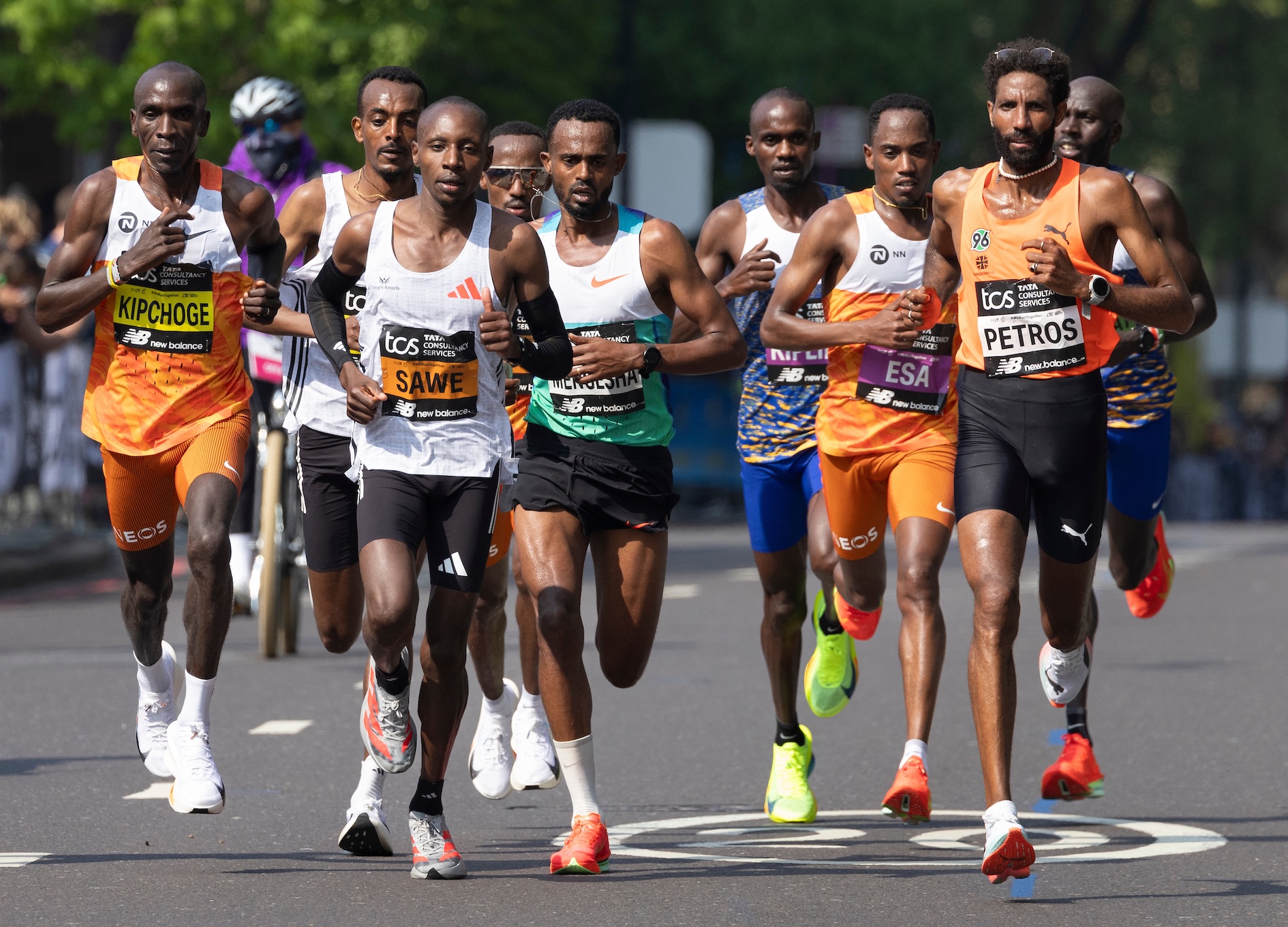 An der Halbmarathon-Marke war die Spitzengruppe, unter anderen mit dem späteren Sieger Sabastian Sawe, dem früheren Weltrekordler Eliud Kipchoge (links) und Amanal Petros (rechts), noch kompakt. Foto: TCS London Marathon / Ian Walton