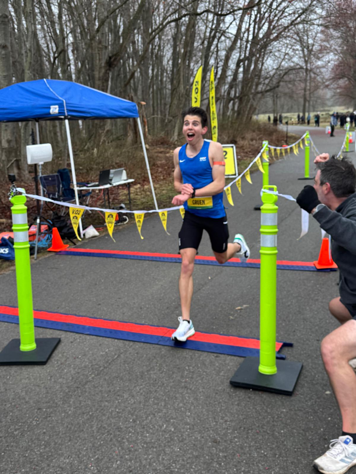 Aaron Gruen nach 2:09:53 im Ziel seines Rekordlaufs. Bild: privat