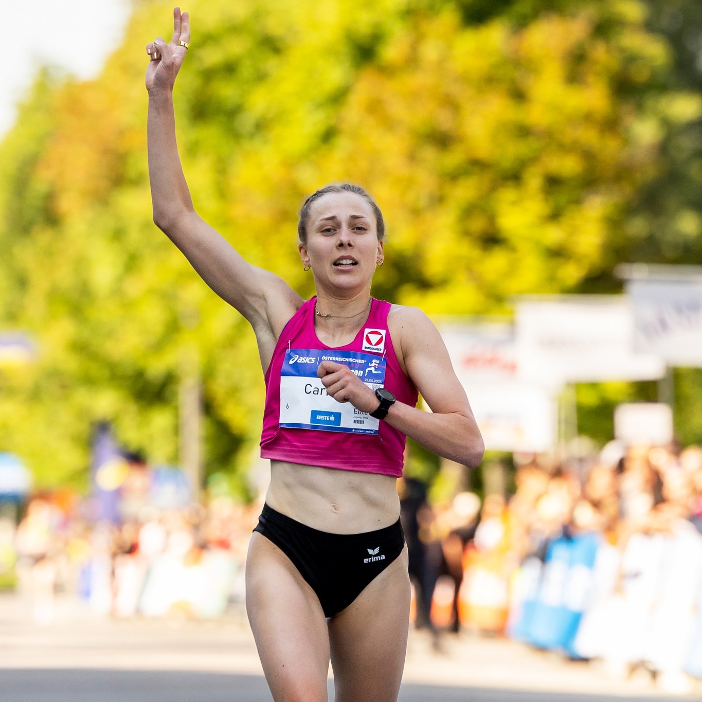 Carina Reicht jubelt über die 5-km-Rekordzeit. Bild: Asics Östereichischer Frauenlauf / Agentur Diener