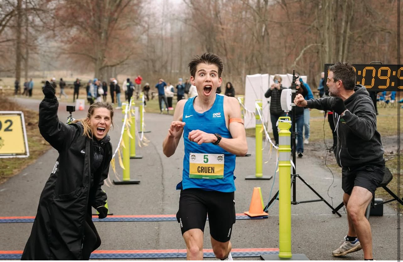 Aaron Gruen nach 2:09:53 im Ziel seines Rekordlaufs. Bild: Julie Porter