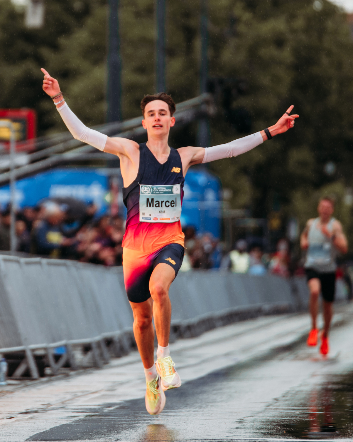 Marcel Tobler jubelt über den Sieg beim Vienna 5K des VCM 2024. Bild: VCM / Jenia Symonds
