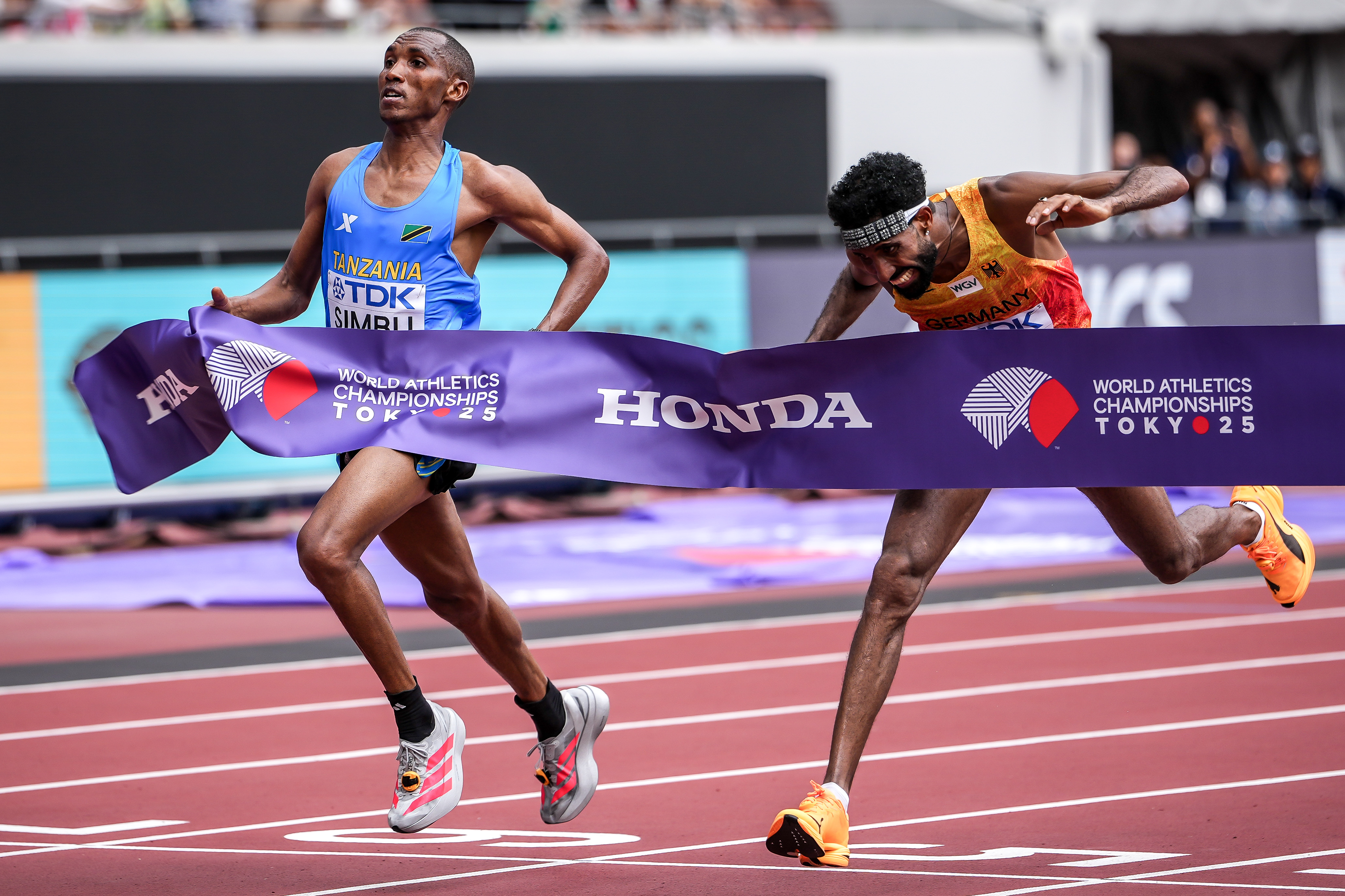 Die neuSprintentscheidung im Marathon zwischen Alphonce Simbu und Amanal Petros. Bild: World Athletics / Mattia Ozbot