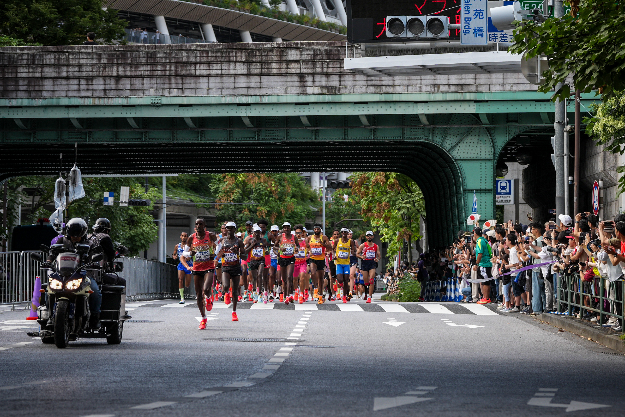 Marathon-Spitzengruppe in Tokio. Bild: World Athletics / Dan Vernon
