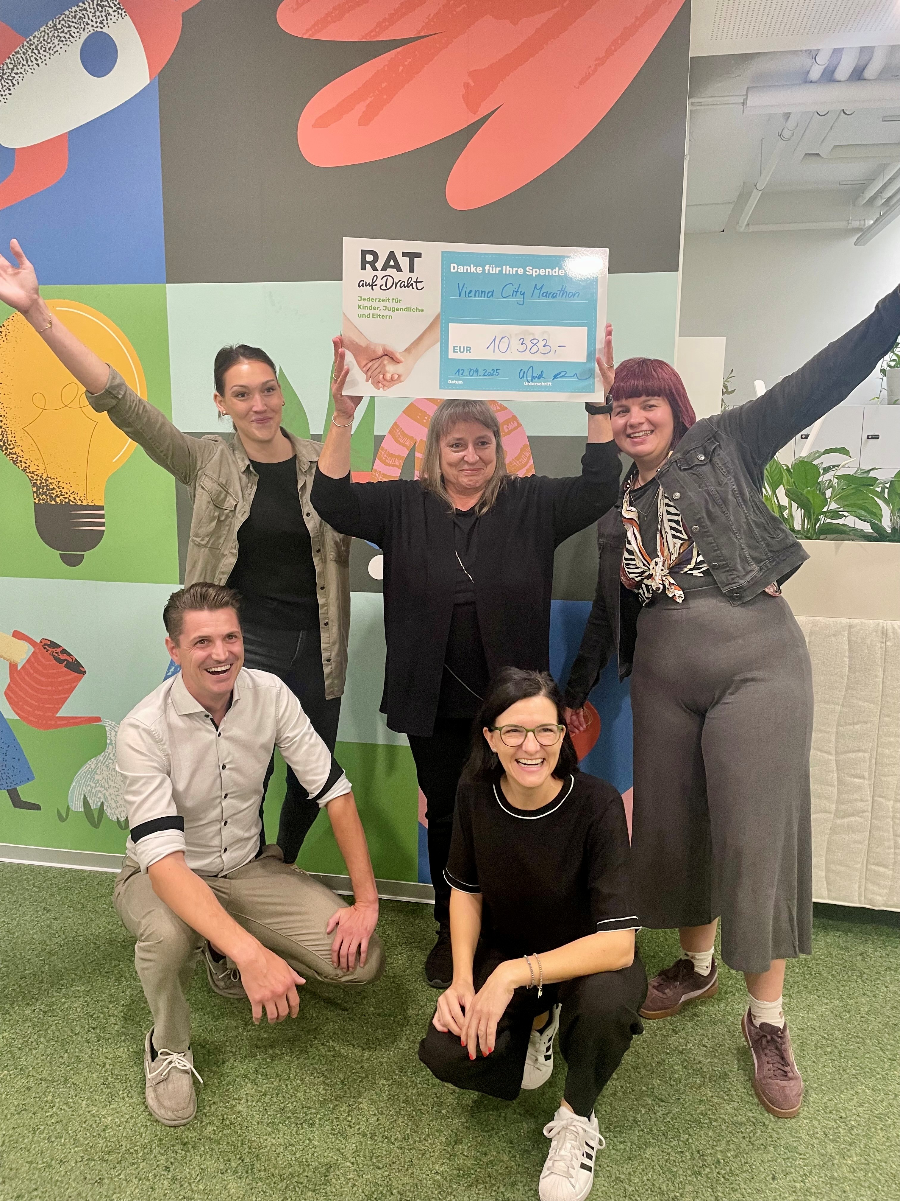 Stehend von links: Melanie Hermann (VCM), Birgit Satke, Christine Piriwe (Rat auf Draht). Knieend: Dominik Konrad, Kathrin Widu (VCM)