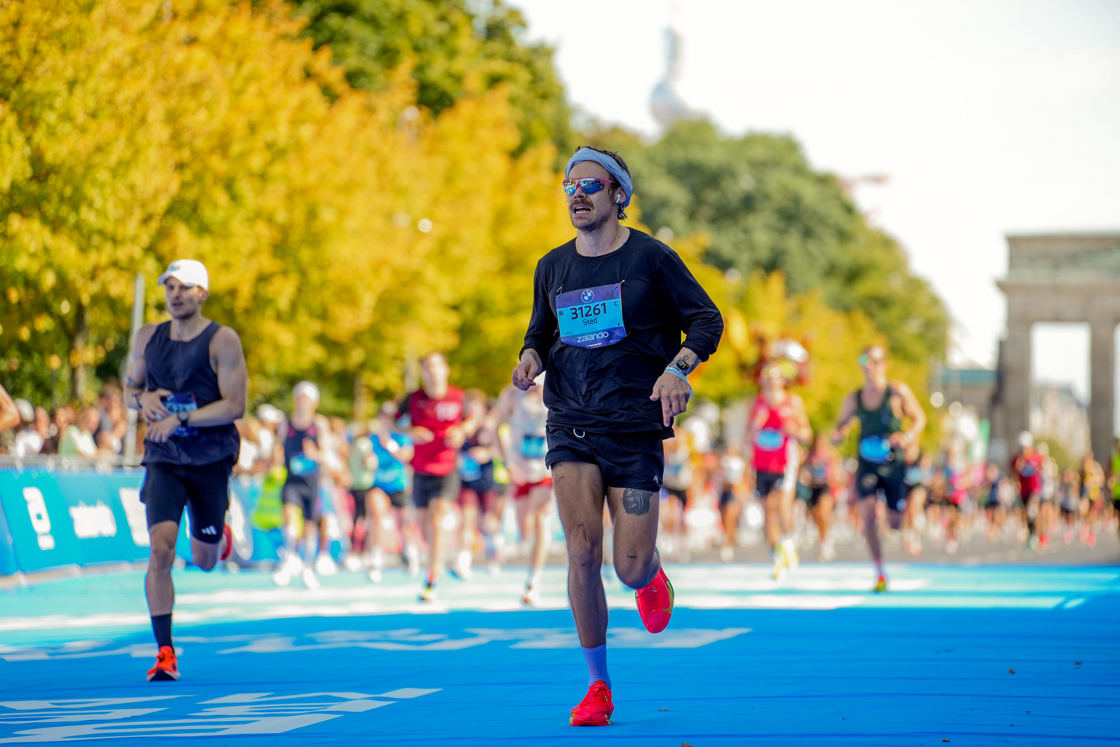 Harry Styles als Sted Sarandos beim Berlin Marathon. Bild: Sportograf