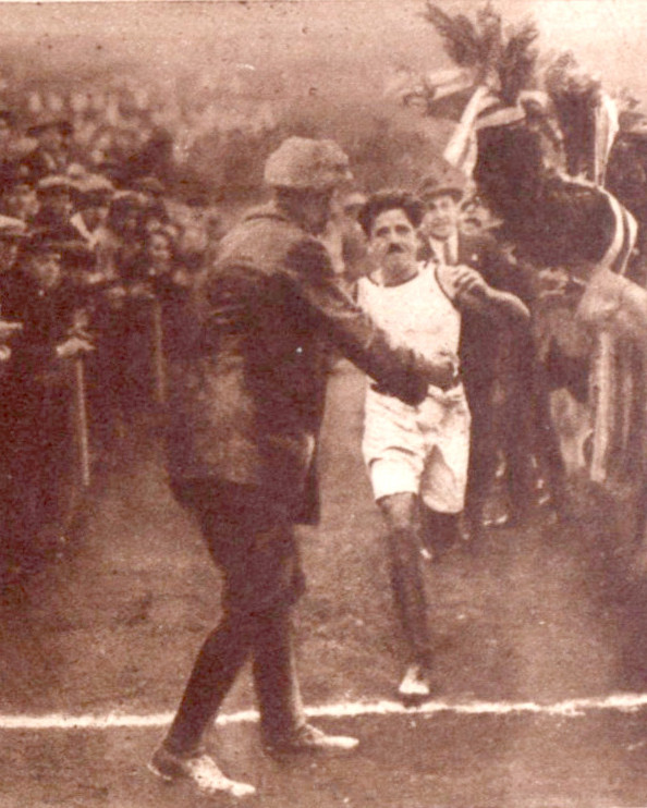 Otto Pensl beim Zieleinlauf in 2:59:21 am Sportclub-Platz in 27.09.1925. Bildquelle: Illustriertes Sportblatt, 03.10.1925, Seite 5, ANNO - Online-Archiv der Österreichischen Nationalbibliothek
