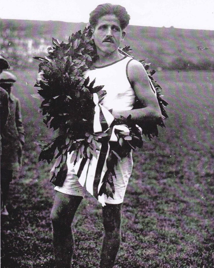 Otto Pensl nach dem Marathonsieg 1925. Bildquelle: steyrerpioniere.wordpress.com