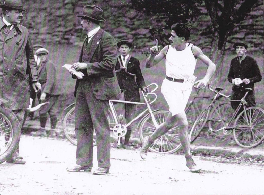 Otto Pensl beim Wendepunkt bei der Halbmarathonmarke am 27.09.1925. Bildquelle: Illustriertes Sportblatt, 03.10.1925, Seite 5, ANNO - Online-Archiv der Österreichischen Nationalbibliothek