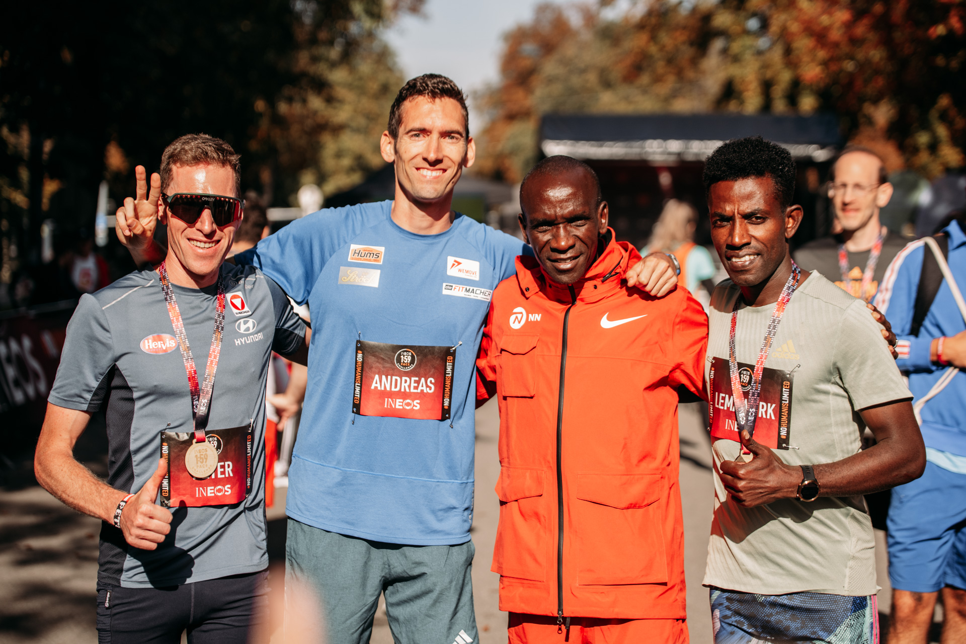 Eliud Kipchoge auf Besuch in Wien 2024 mit österreichischen Topläufern. Bild: VCM / Jenia Symonds