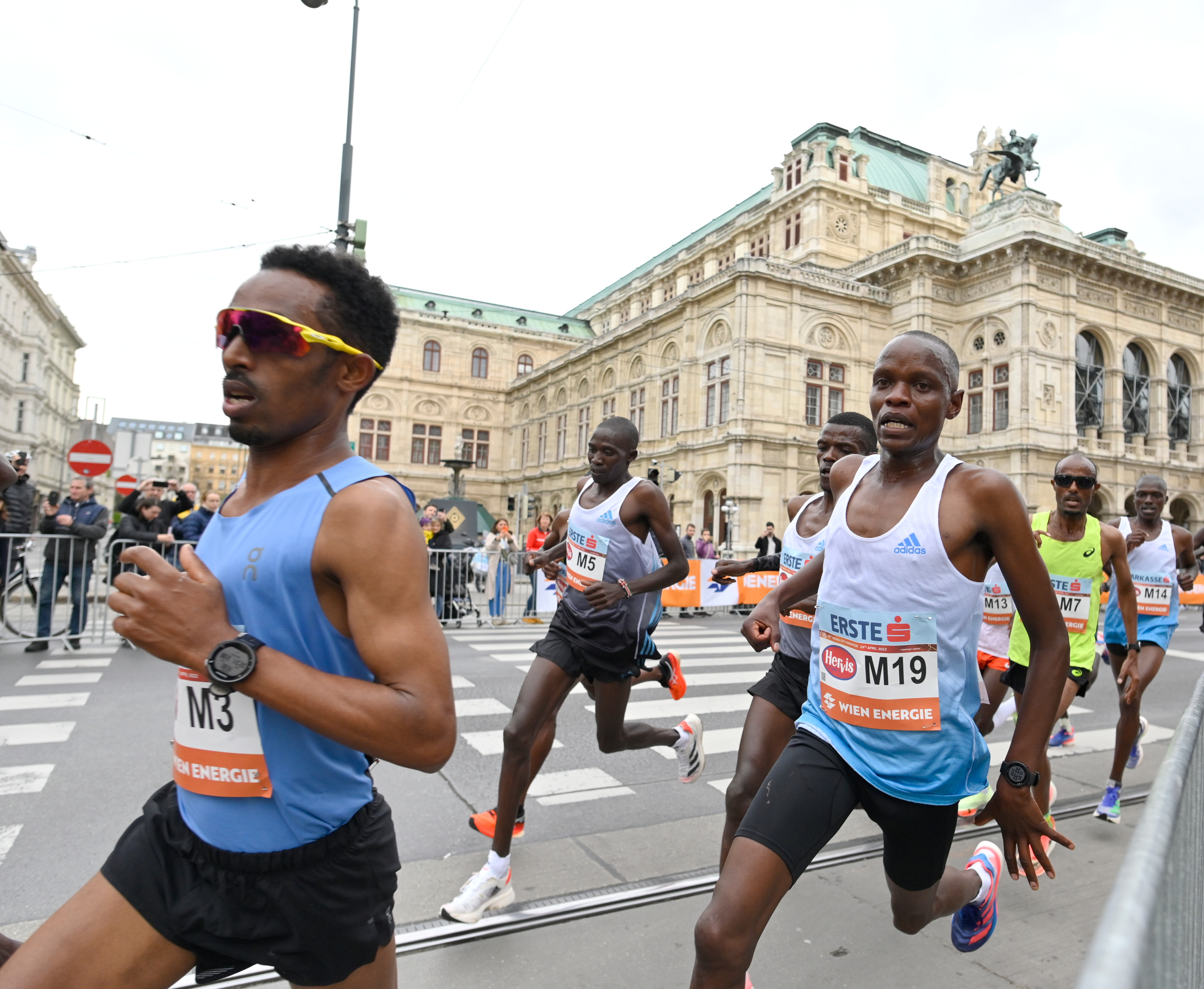 Oqbe Kibrom (Nr. 3) vor der Staatsoper. Bild: VCM / Herbert Neubauer
