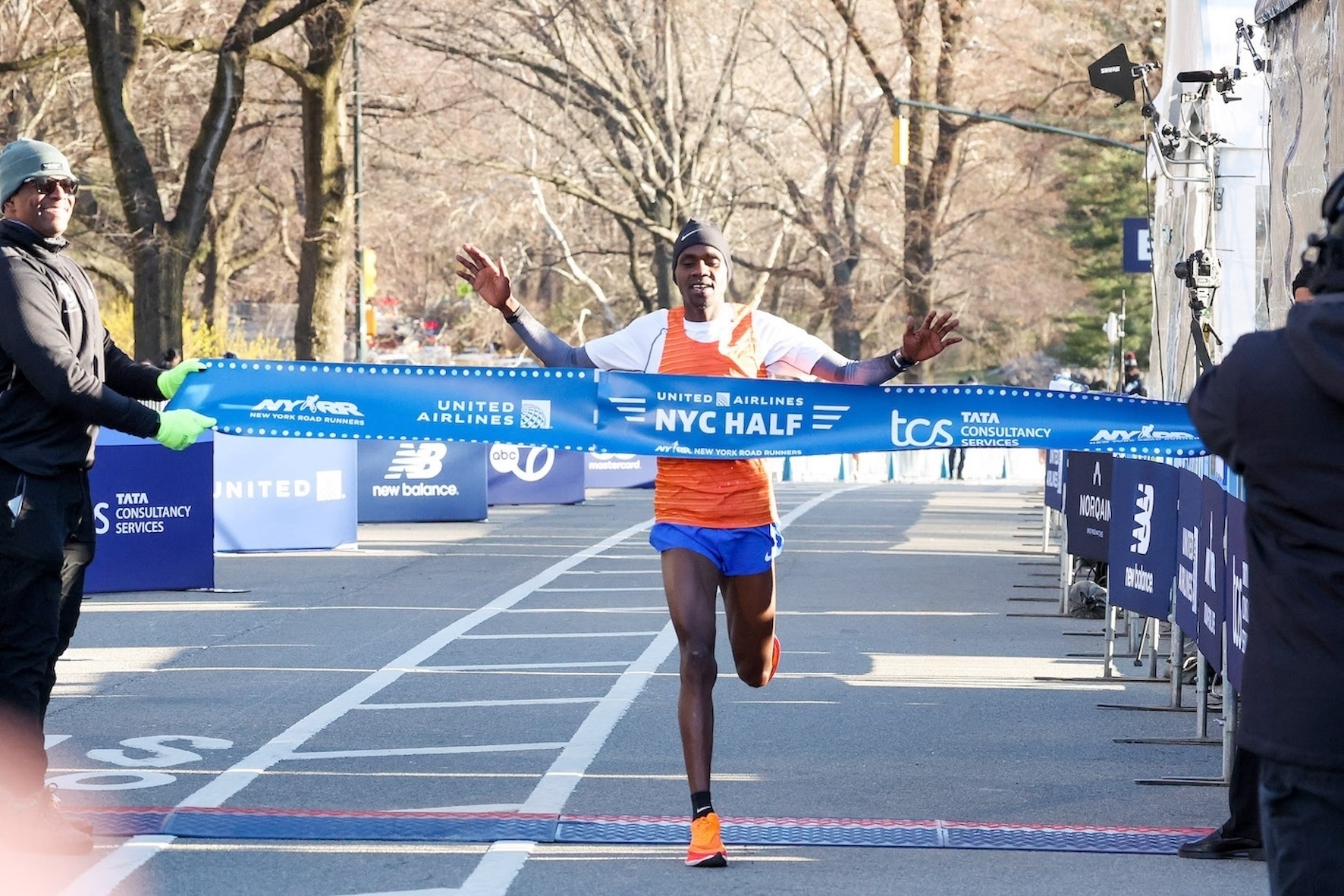 Jacob Kiplimo, hier beim NYC Halbmarathon, hat sich in Lissabon den Halbmarathon-Weltrekord zurückgeholt. Foto: Victah Sailer