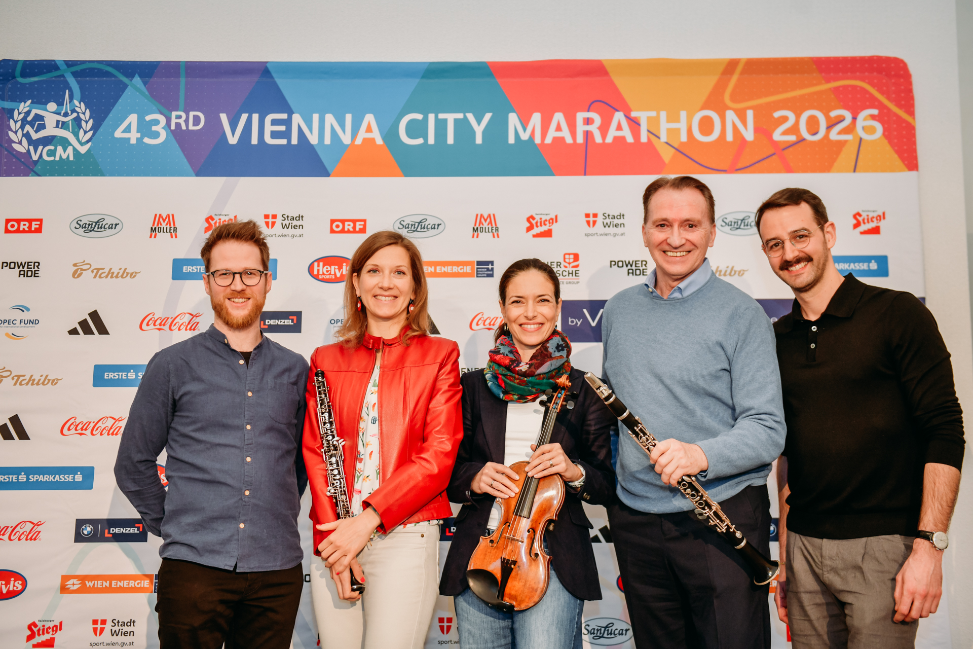 Martin Rainer (WSY), Anna Holzmann (Oboe), Iva Steirer (Geige), Alexander Vojta (Klarinette), Tobias Wögerer (Dirigent). Bild: VCM / Jenia Symonds