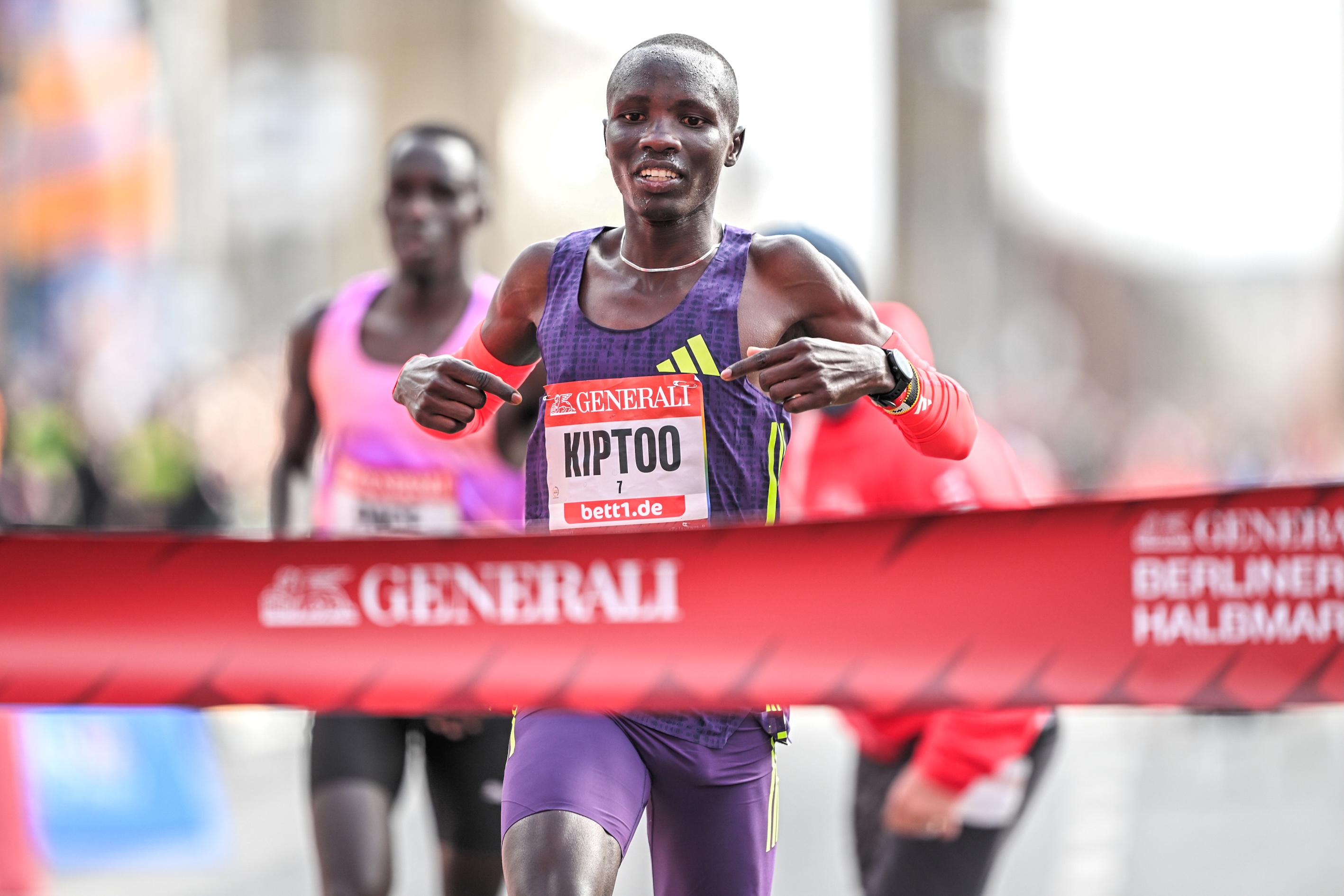 Andrea Kiptoo überrascht in Berlin. Foto: SCC EVENTS / Petko Beier