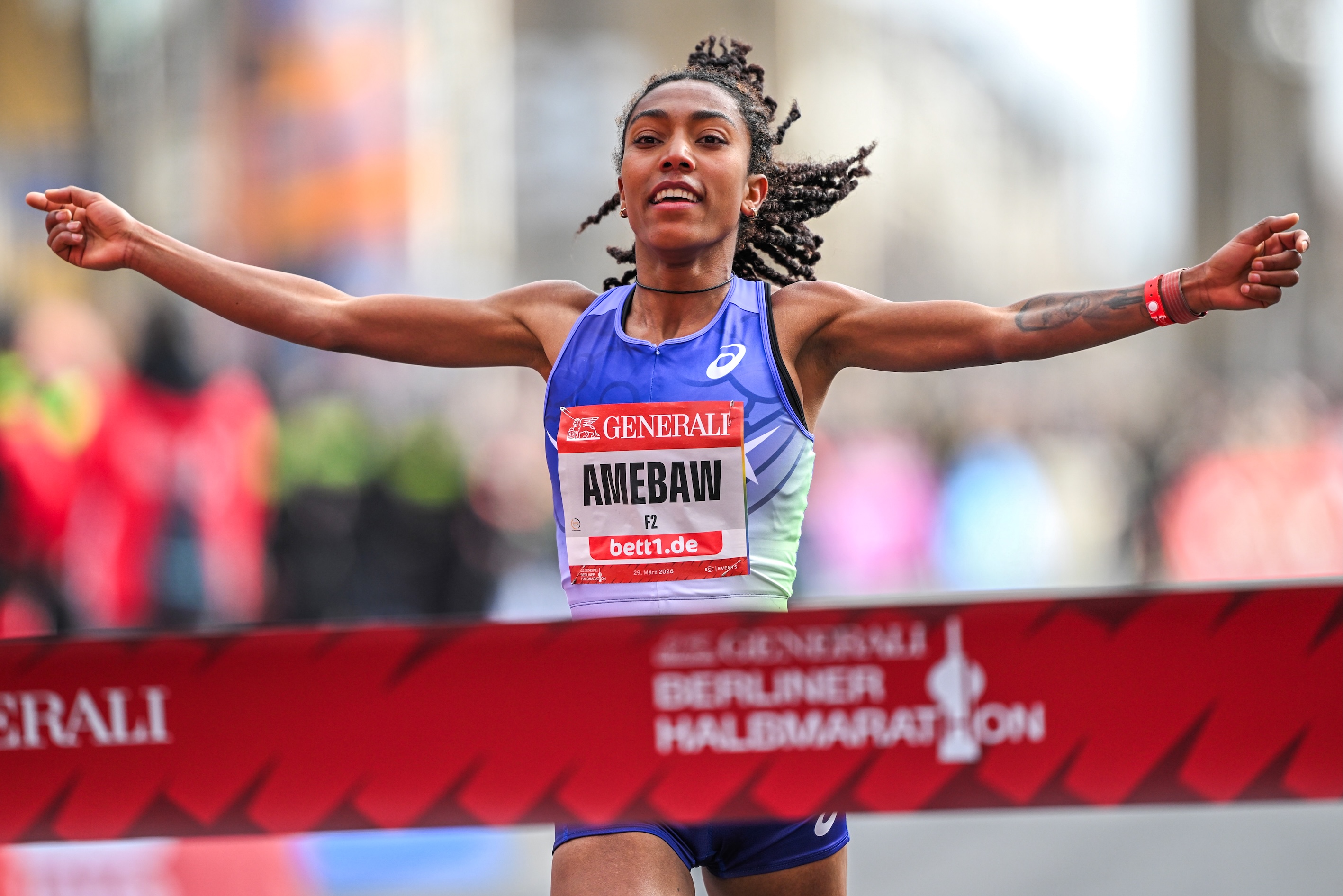 Mit Likina Amebaw gewann die Favoritin in Berlin. Foto: SCC EVENTS / Petko Beier