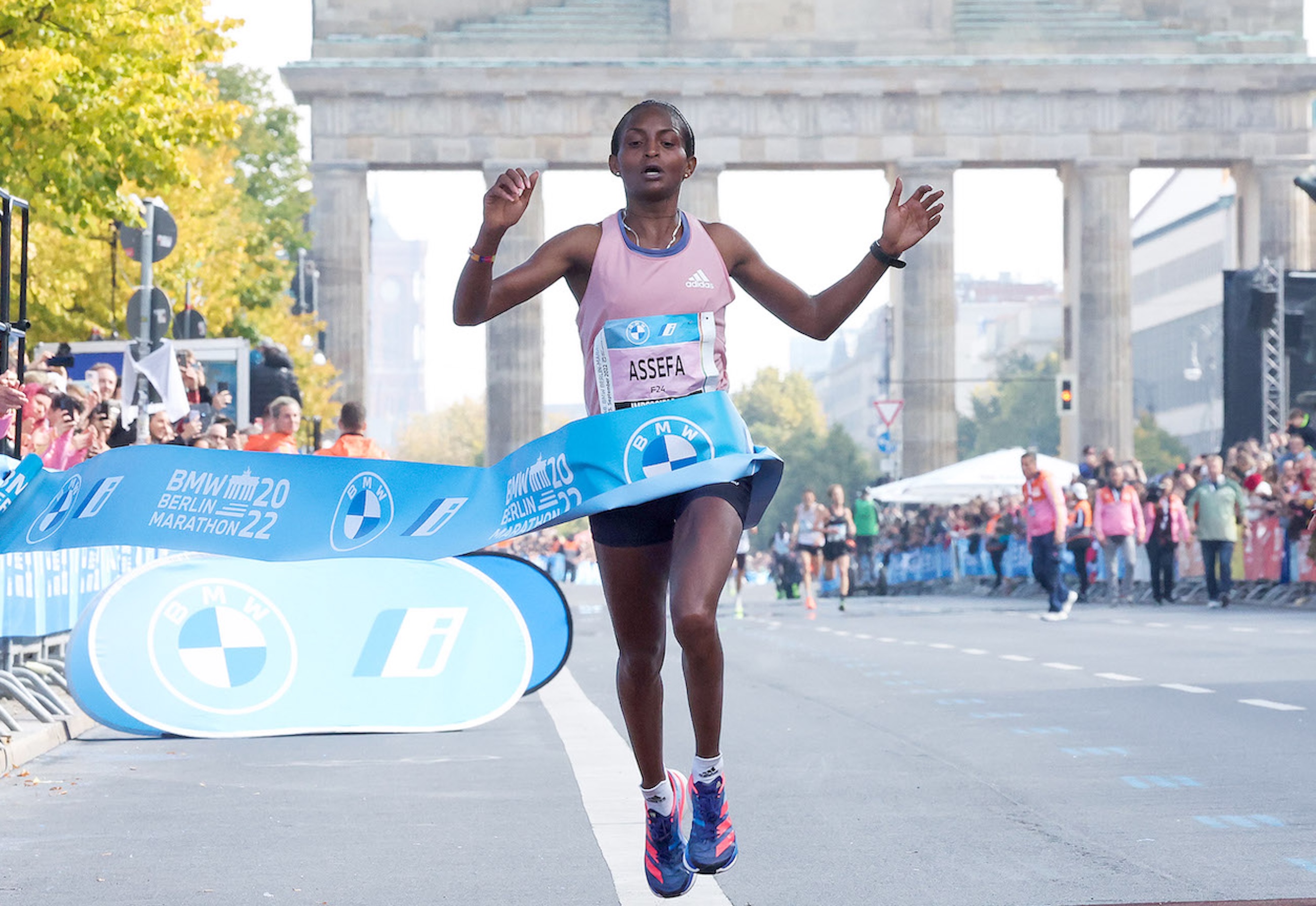 Tigst Assefa, hier bei ihrem ersten Sieg in Berlin 2022, stellte in London im April bereits ihren dritten Marathon-Weltrekord auf. Foto: Victah Sailer