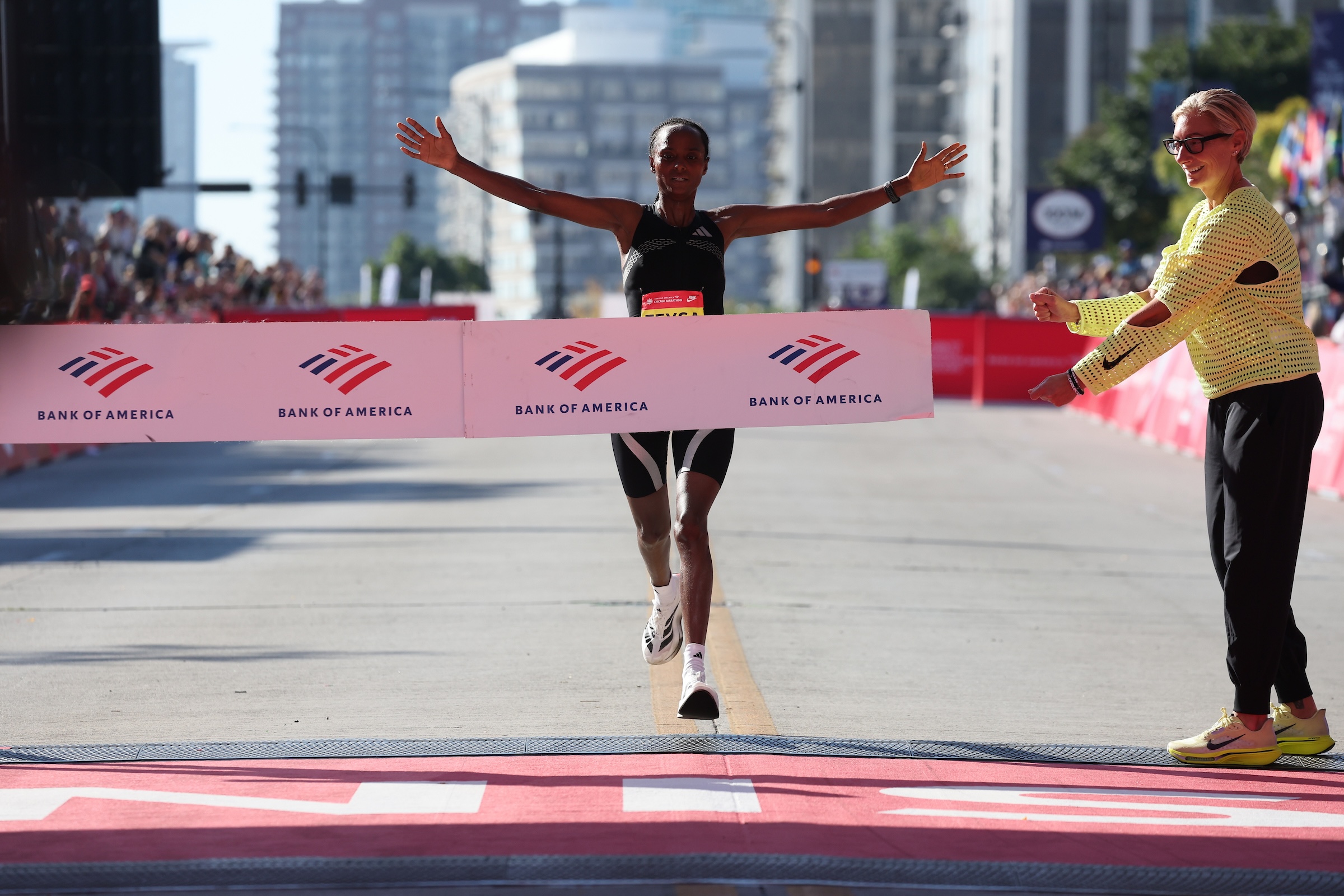 Hawi Feysa gewinnt zum zweiten Mal in Folge den Chicago-Marathon. Foto: Bank of America Chicago Marathon / Kevin Morris